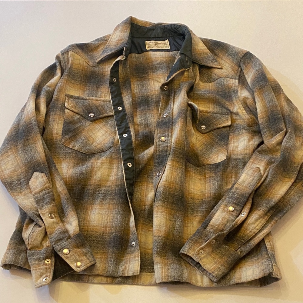 Pendleton Vintage Plaid Button Down
Size medium Women’s or size small Men’s